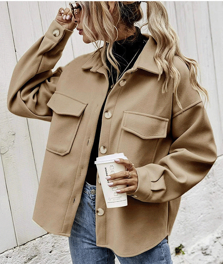 Damen Oversize Jacke – Weicher Wollmix – Knopfverschluss – Brusttaschen – Hüftlang