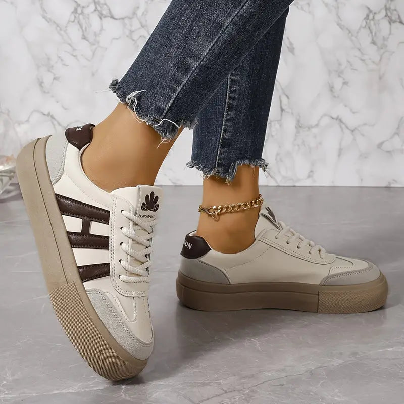 Damen Sneakers – Low-Top – Plateau Sohle – Schnürung – Modischer Freizeitstil