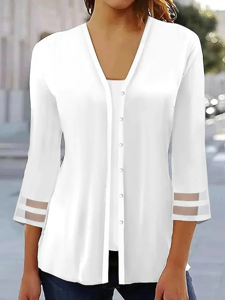 Damen Bluse – Lockere Passform – V-Ausschnitt – Knopfleiste – Halbtransparente Ärmel