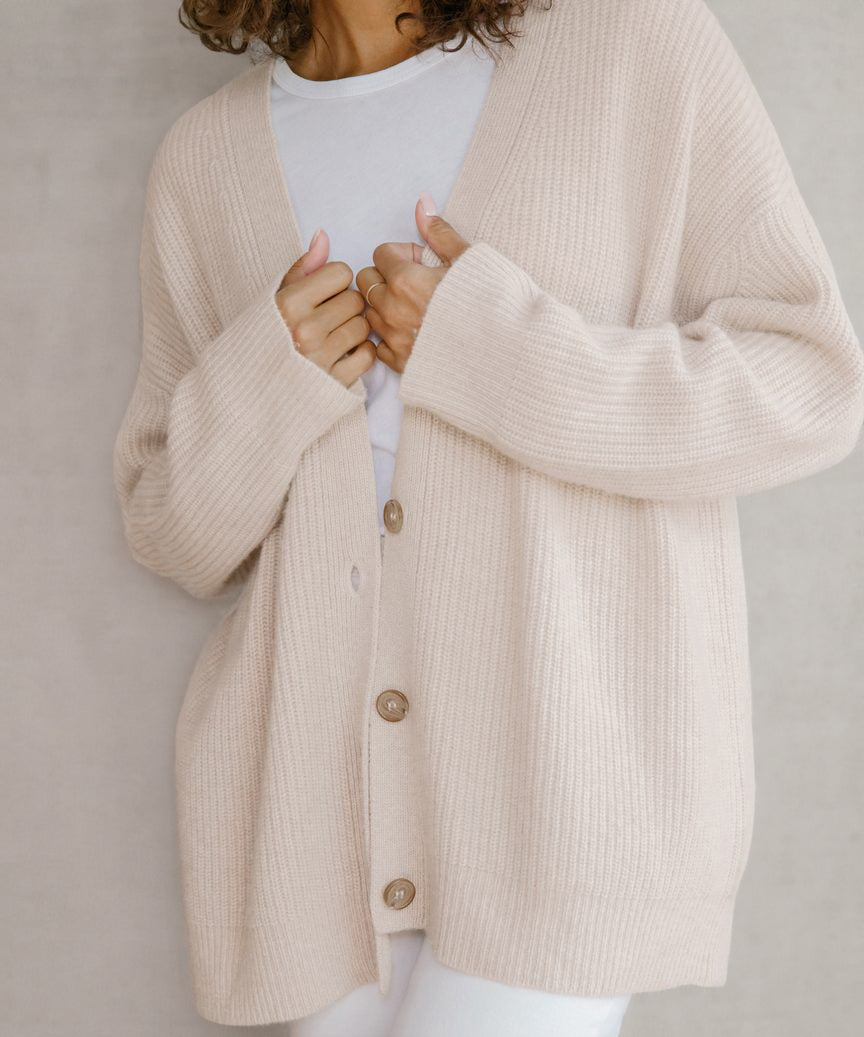 Damen Strickjacke – Oversized Fit – Weicher Rippstrick – V-Ausschnitt mit Knöpfen