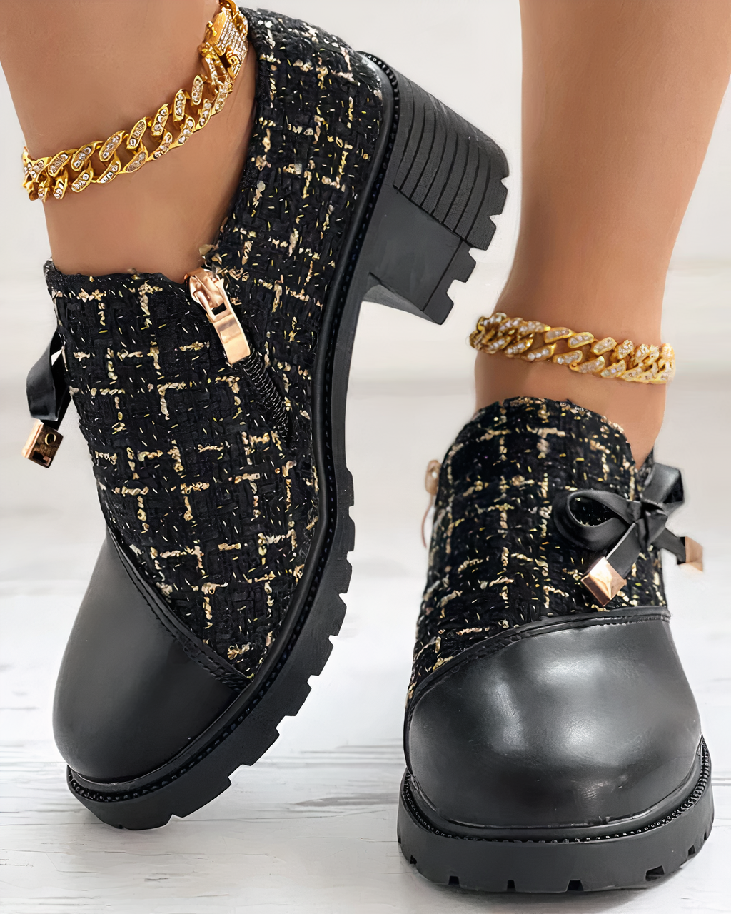 Damen Stiefeletten – Blockabsatz – Strukturierte Passform – Glänzende Details – Schnürung mit Schleife