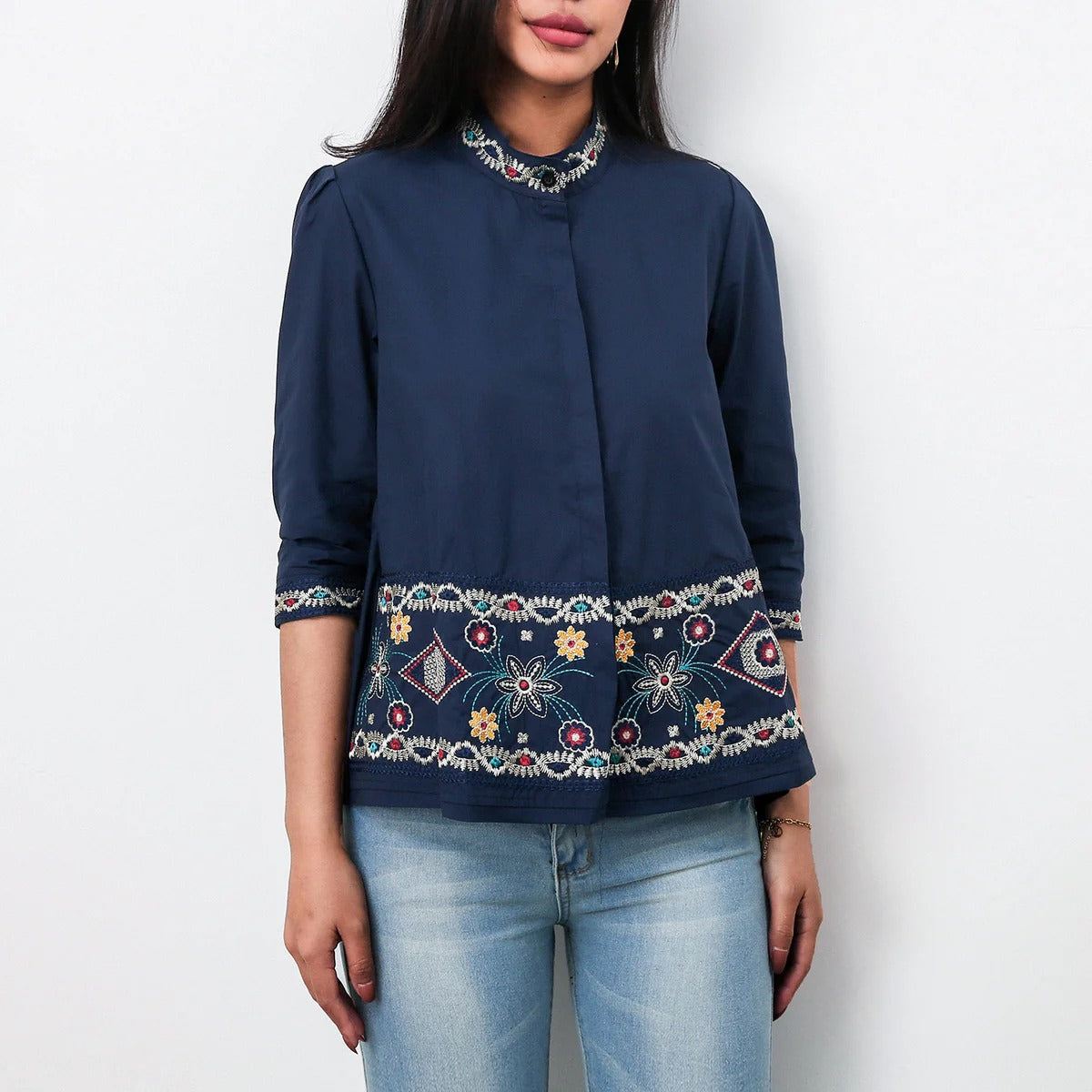 Damen Bluse – Lockerer Schnitt – Bestickt – Hoher Kragen – Verdeckte Knopfleiste – Baumwolle