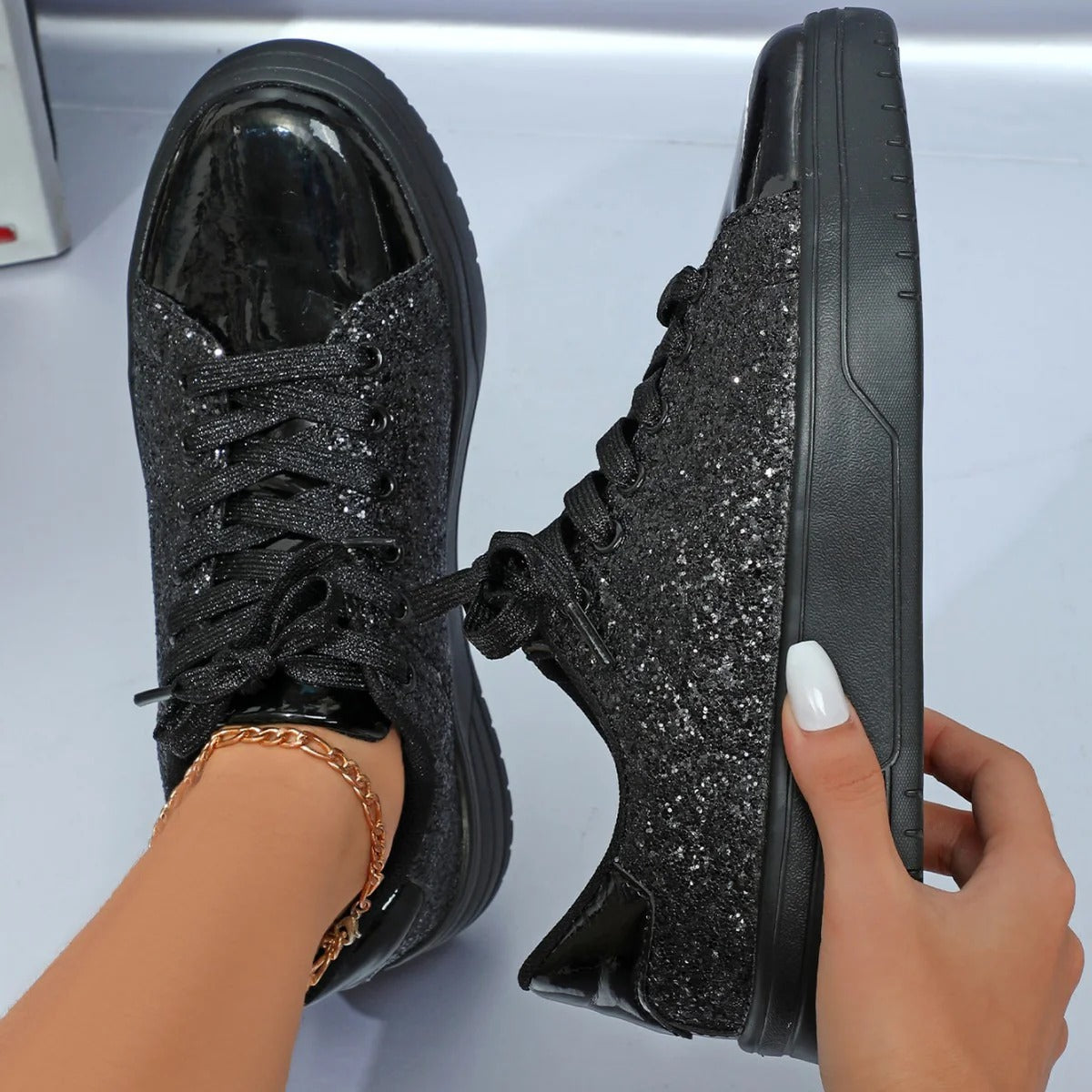Damen Sneakers – Glitzerndes Obermaterial – Niedrig geschnitten – Schnürdesign – Gepolsterter Komfort