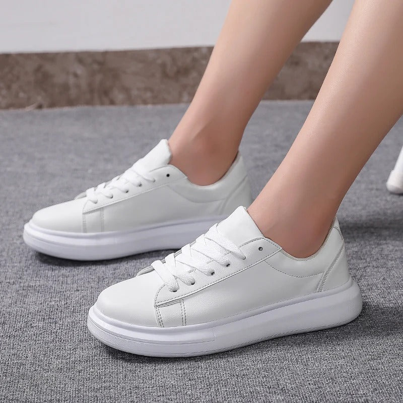 Damen Sneakers – Schlanke Passform – Glattes Obermaterial – Gepolsterte Sohle – Schnürdesign
