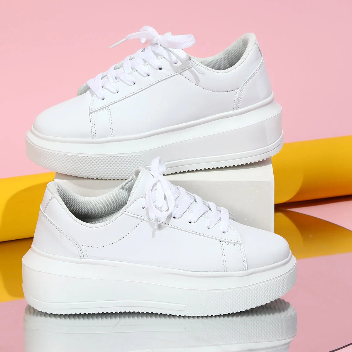 Damen Sneakers – Plateau Sohle – Low-Top – Glatte Optik – Schnürverschluss