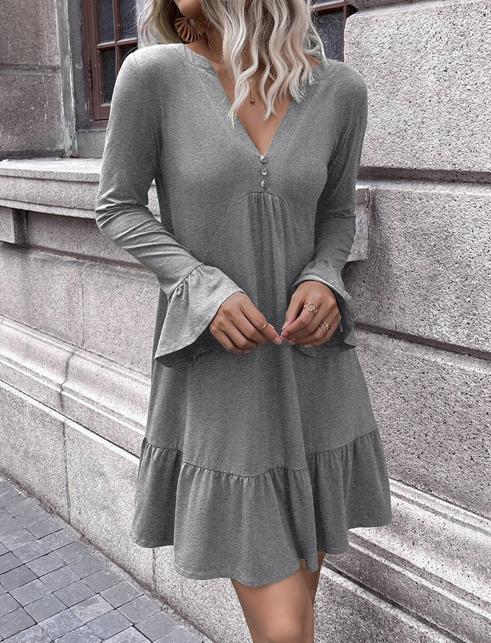 Damen Kleid – Flared Fit – V-Ausschnitt – Glockenärmel – Stufiger Saum – Baumwolle