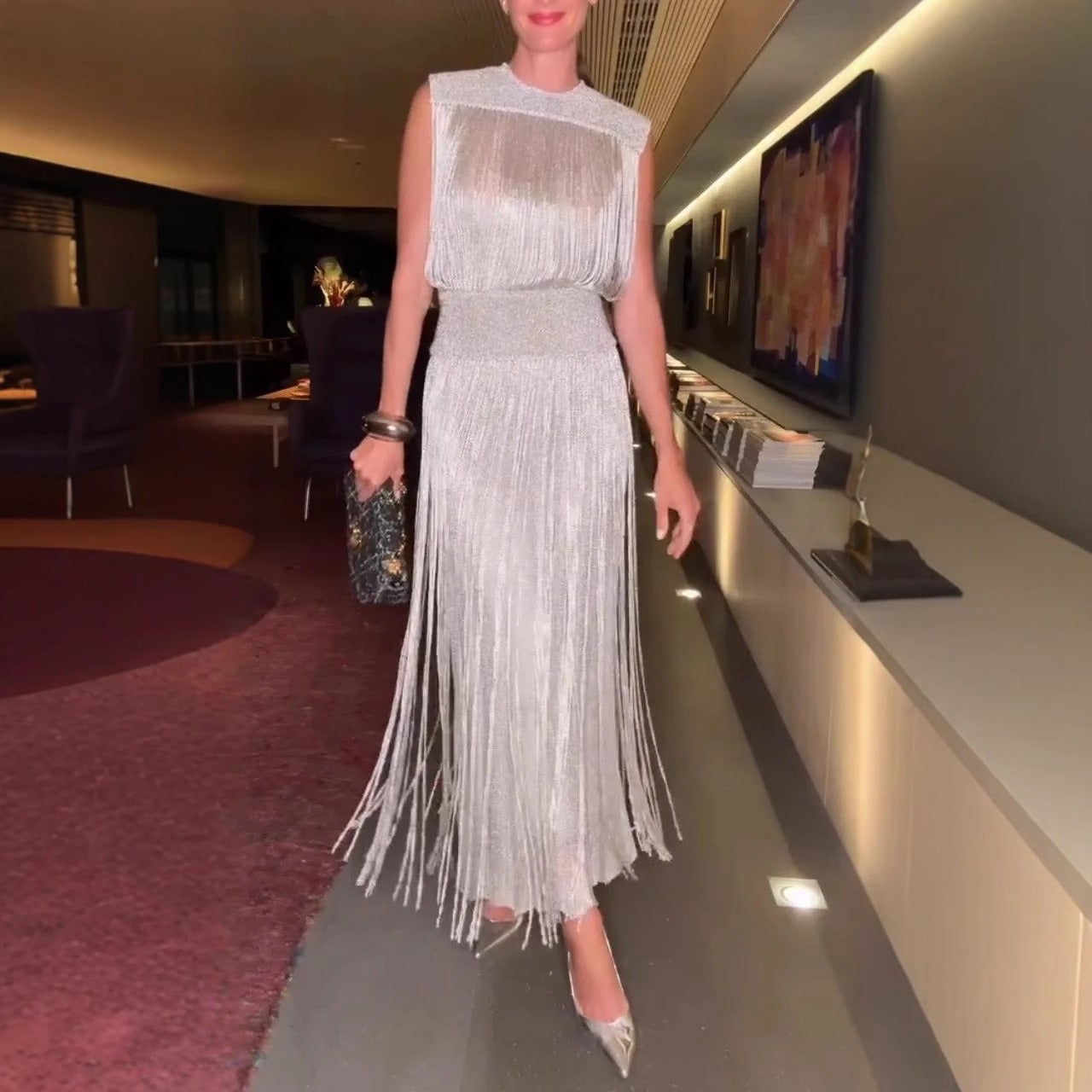 Damen Midikleid – Ärmellos – Elegante Passform – Fransen Saum – Seidige Optik