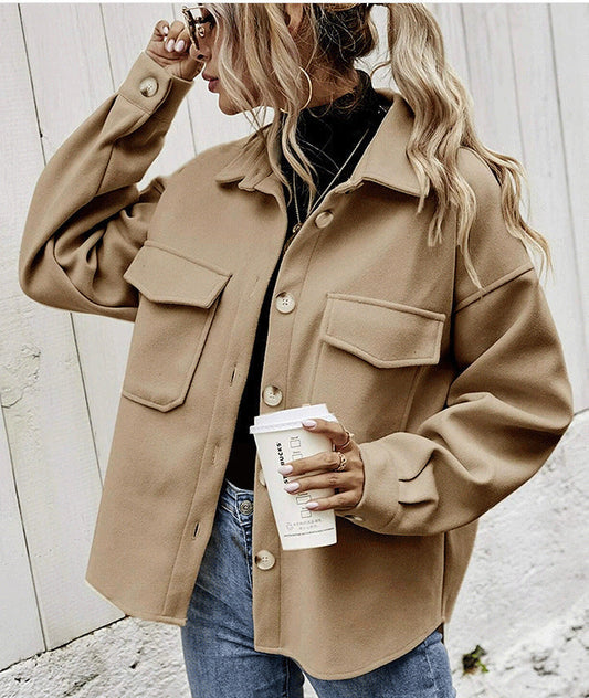 Damen Oversize Jacke – Weicher Wollmix – Knopfverschluss – Brusttaschen – Hüftlang