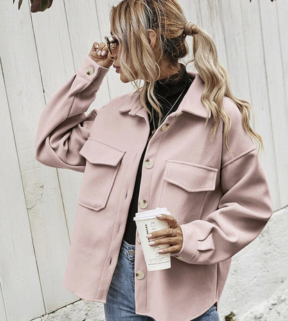 Damen Oversize Jacke – Weicher Wollmix – Knopfverschluss – Brusttaschen – Hüftlang