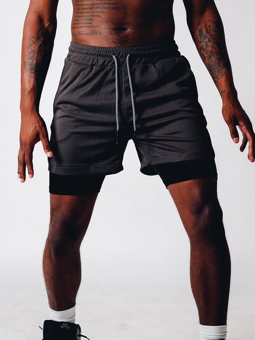 Herren Fitness Shorts – Doppellagig – Atmungsaktive Stretch-Funktion – Mittellang