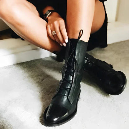 Damen Stiefel – Lederoptik – Schnürdesign – Schmale Passform – Wadenhoch