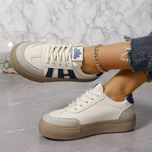 Damen Sneakers – Low-Top – Plateau Sohle – Schnürung – Modischer Freizeitstil