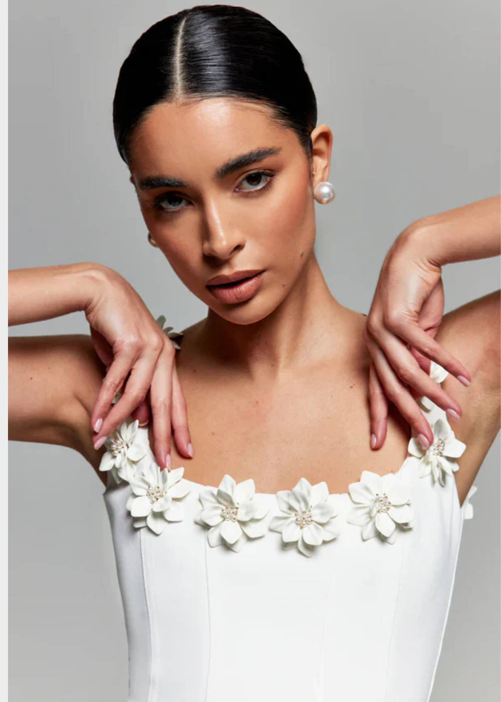Damen Mini Kleid – Figurbetontes Oberteil – A-Linie – Ärmellos mit Blumen-Dekolleté