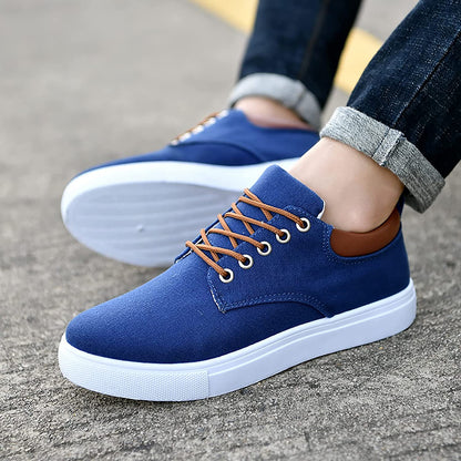 Herren Sneaker – Low-Top – Atmungsaktives Textil – Schnürung – Gepolsterter Kragen