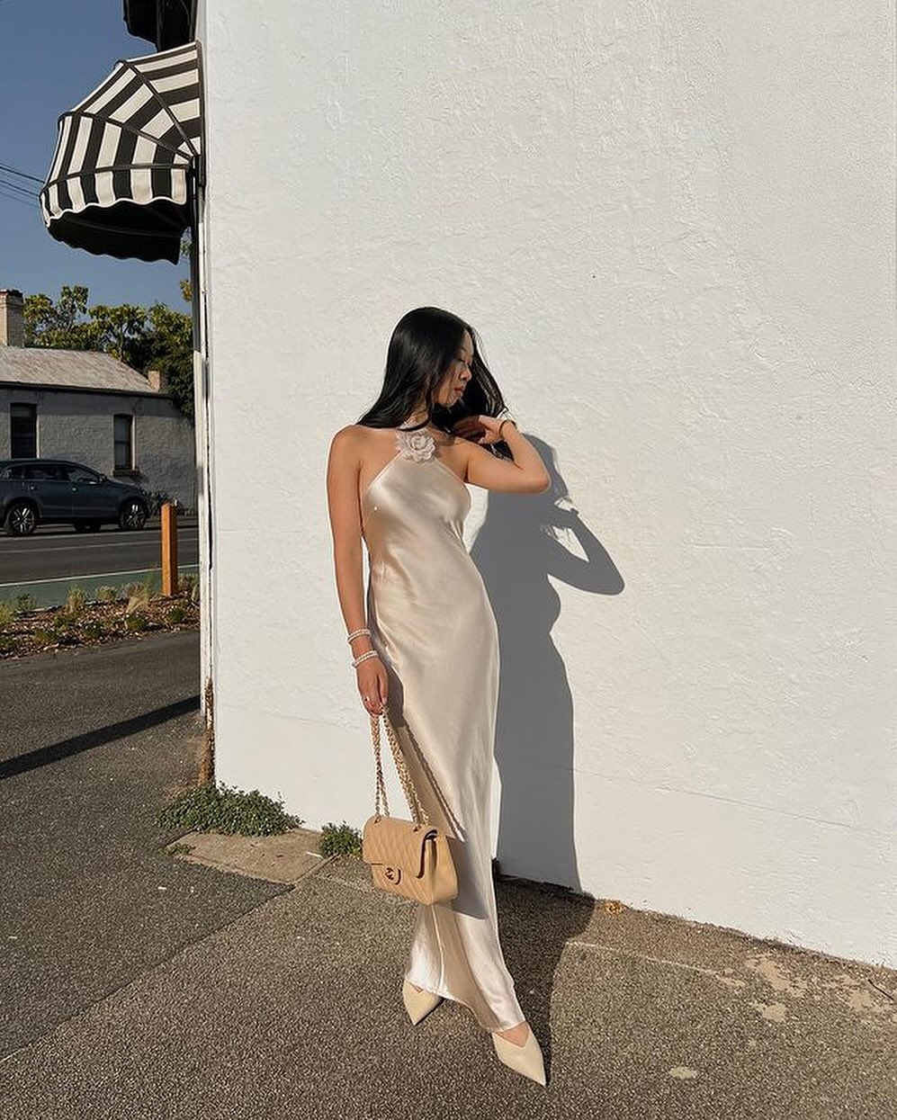 Damen Abendkleid – Figurbetont – Luxusstoff – Asymmetrischer Blumenhals – Maxilänge