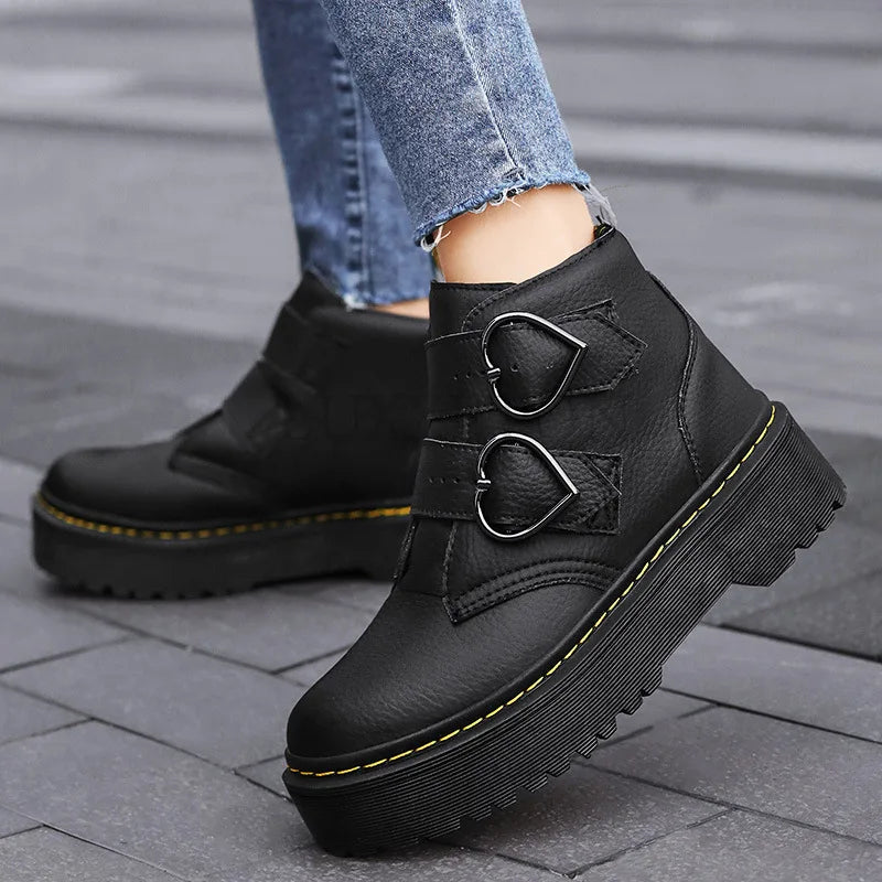 Damen Stiefeletten – Strukturierte Passform – Herzschnalle – Chunky Sohle