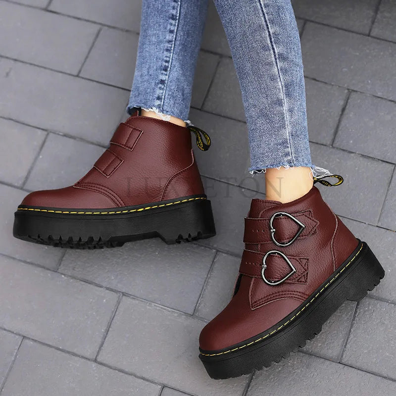 Damen Stiefeletten – Strukturierte Passform – Herzschnalle – Chunky Sohle