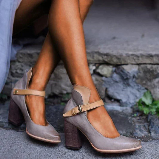 Damen Blockabsatz Schuhe – Geschlossene Spitze – Knöchelriemen – Elegante Struktur