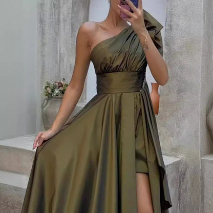 Damen Abendkleid – One-Shoulder – Luxusstoff – Voluminöser Rock – Schlitz