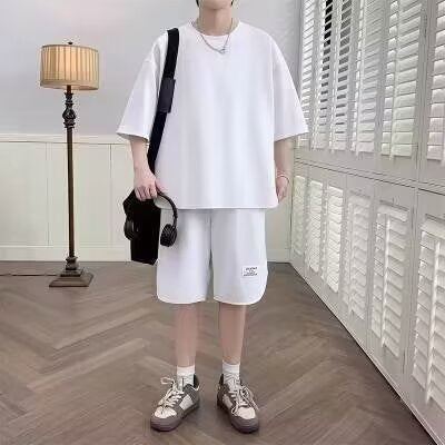 Herren Trainingsset – Lockerer Schnitt – Atmungsaktives Funktionsmaterial – Kurzarm & Shorts