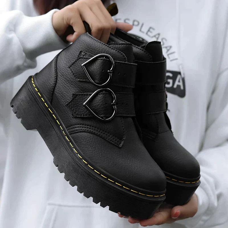 Damen Stiefeletten – Strukturierte Passform – Herzschnalle – Chunky Sohle