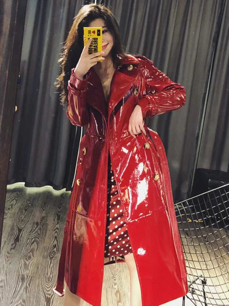 Damen Trenchcoat – Taillierter Schnitt – Glänzendes Kunstleder – Doppelreihig – Langform