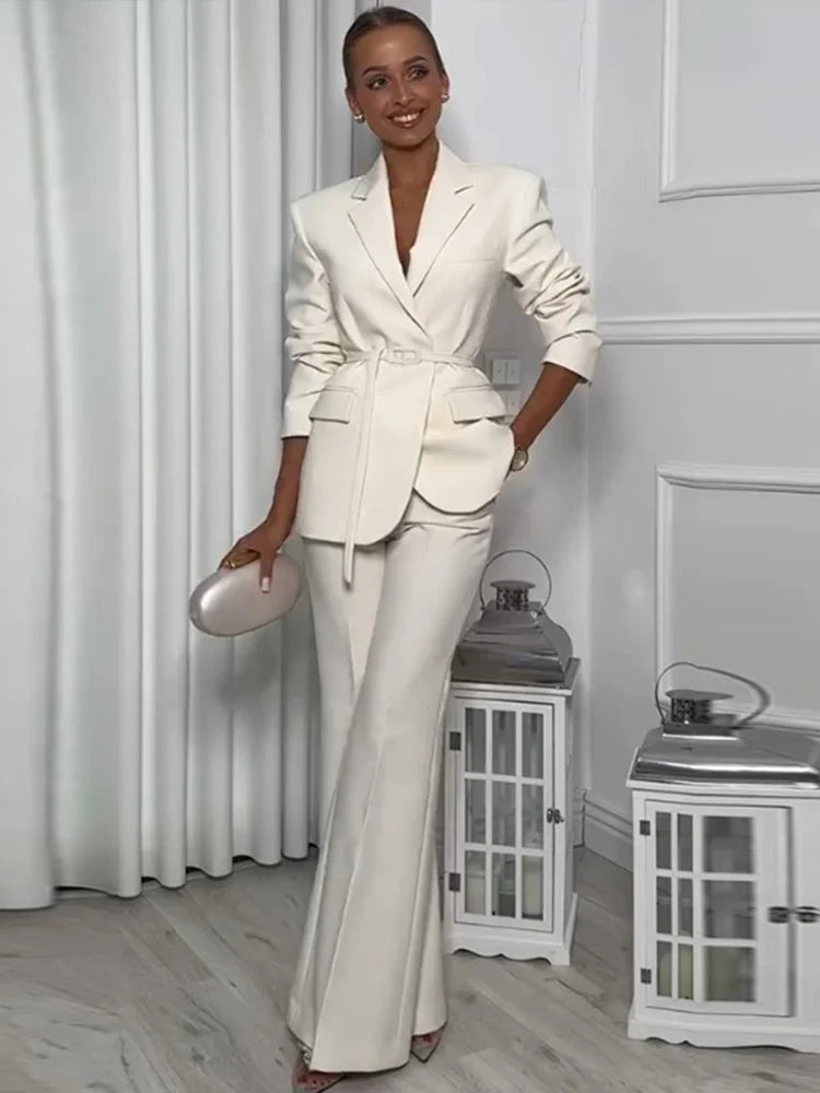 Damen Anzug Set – Taillierter Blazer mit Gürtel – Weite Hose – Luxusstoff
