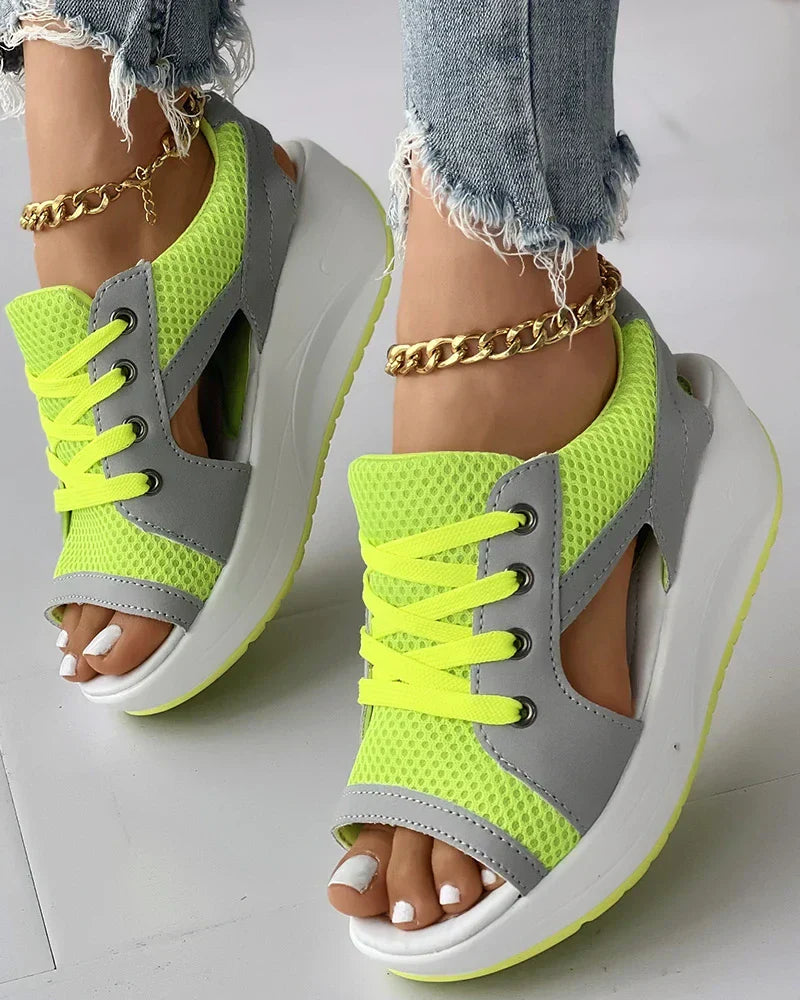 Damen Sandalen – Plateau-Sohle – Atmungsaktive Cut-Outs – Schnürdesign