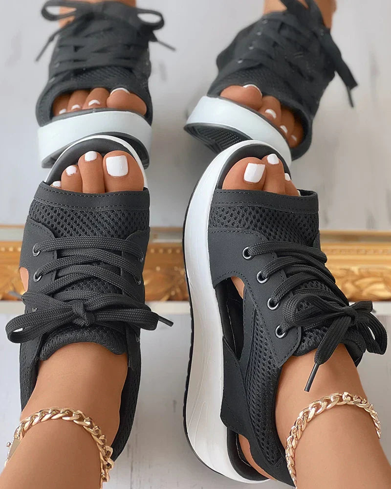 Damen Sandalen – Plateau-Sohle – Atmungsaktive Cut-Outs – Schnürdesign