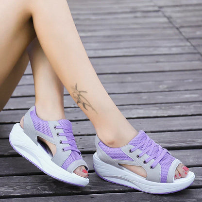 Damen Sandalen – Plateau-Sohle – Atmungsaktive Cut-Outs – Schnürdesign