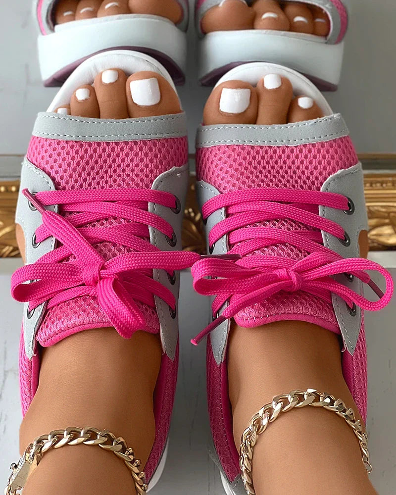 Damen Sandalen – Plateau-Sohle – Atmungsaktive Cut-Outs – Schnürdesign