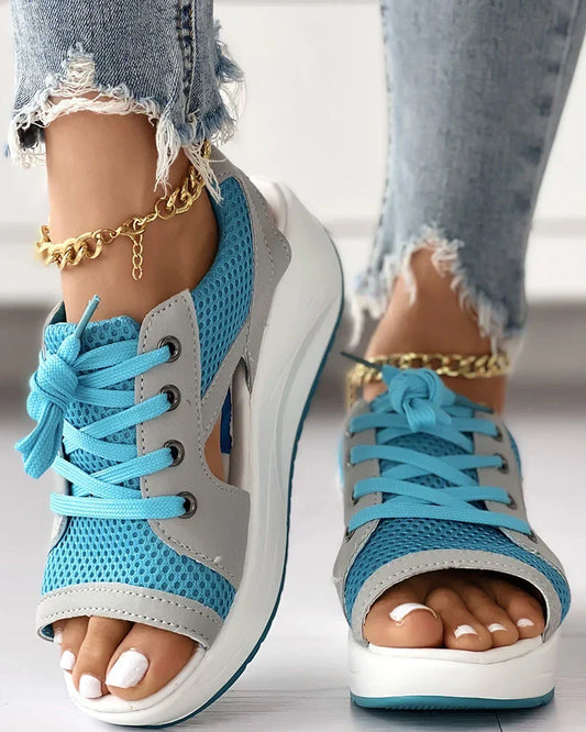Damen Sandalen – Plateau-Sohle – Atmungsaktive Cut-Outs – Schnürdesign