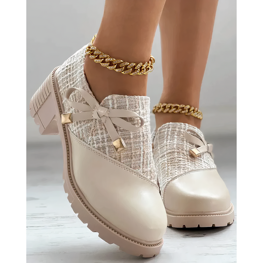 Damen Stiefeletten – Blockabsatz – Strukturierte Passform – Glänzende Details – Schnürung mit Schleife