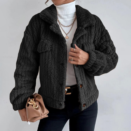 Damen Teddy Mantel – Oversized Passform – Flauschige Struktur – Kurze Länge – Knopfverschluss