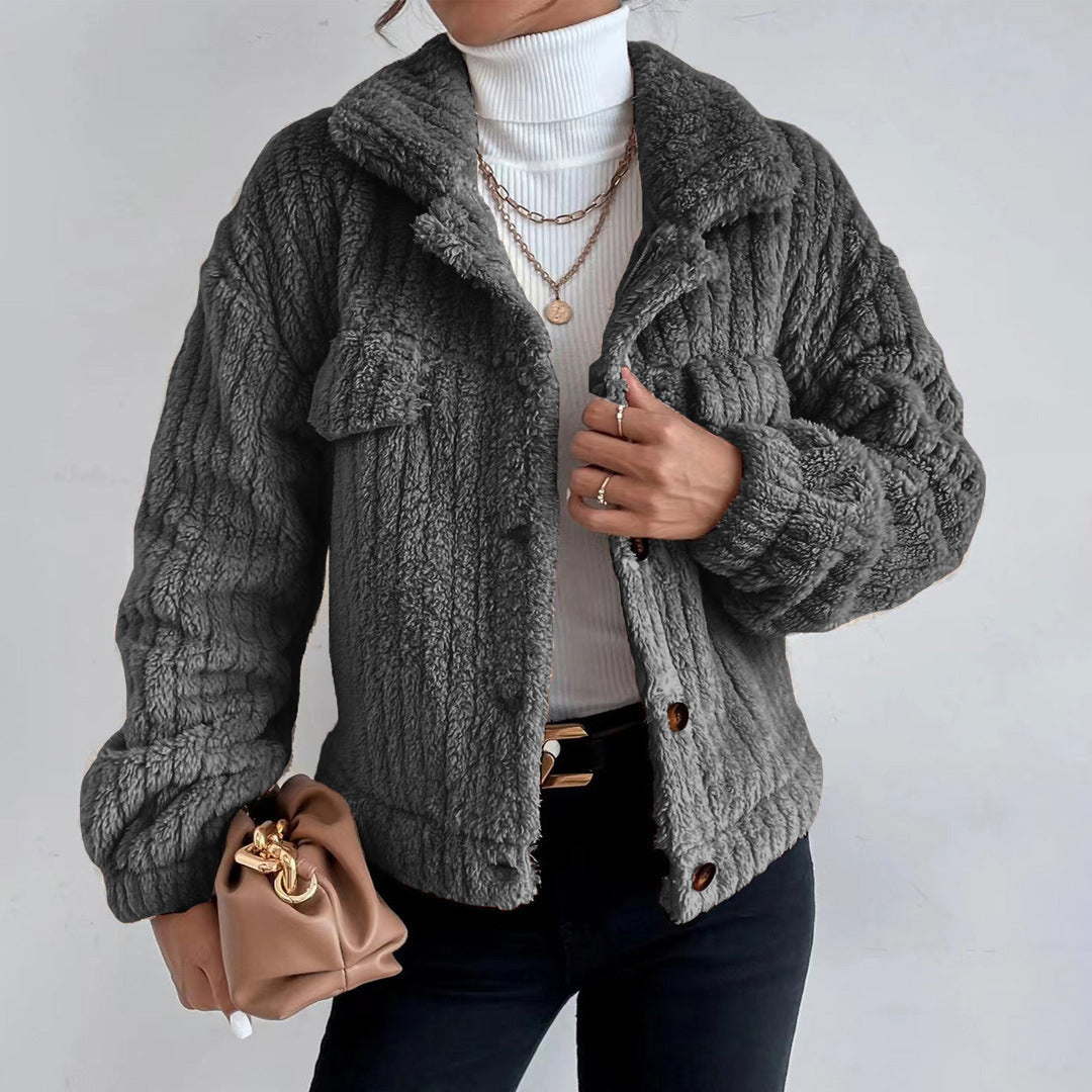 Damen Teddy Mantel – Oversized Passform – Flauschige Struktur – Kurze Länge – Knopfverschluss