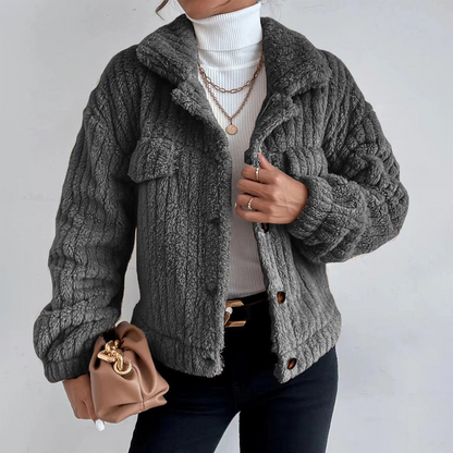 Damen Teddy Mantel – Oversized Passform – Flauschige Struktur – Kurze Länge – Knopfverschluss