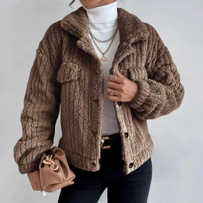 Damen Teddy Mantel – Oversized Passform – Flauschige Struktur – Kurze Länge – Knopfverschluss