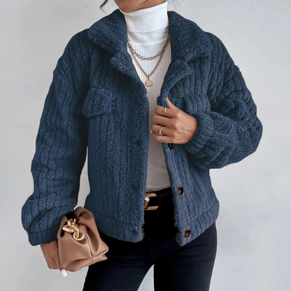 Damen Teddy Mantel – Oversized Passform – Flauschige Struktur – Kurze Länge – Knopfverschluss