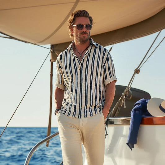 Herren Kurzarmhemd – Relaxed Fit – V-Ausschnitt – Vertikale Streifen – Atmungsaktive Mischung
