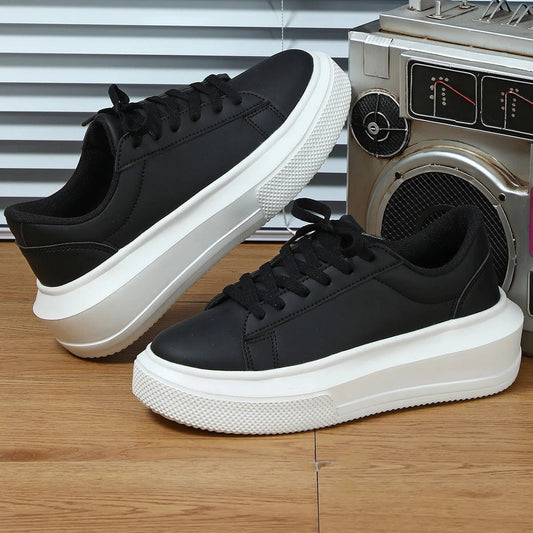 Damen Sneakers – Plateau Sohle – Low-Top – Glatte Optik – Schnürverschluss