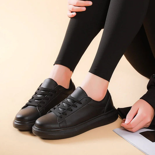 Damen Sneakers – Schlanke Passform – Glattes Obermaterial – Gepolsterte Sohle – Schnürdesign