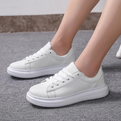 Damen Sneakers – Schlanke Passform – Glattes Obermaterial – Gepolsterte Sohle – Schnürdesign