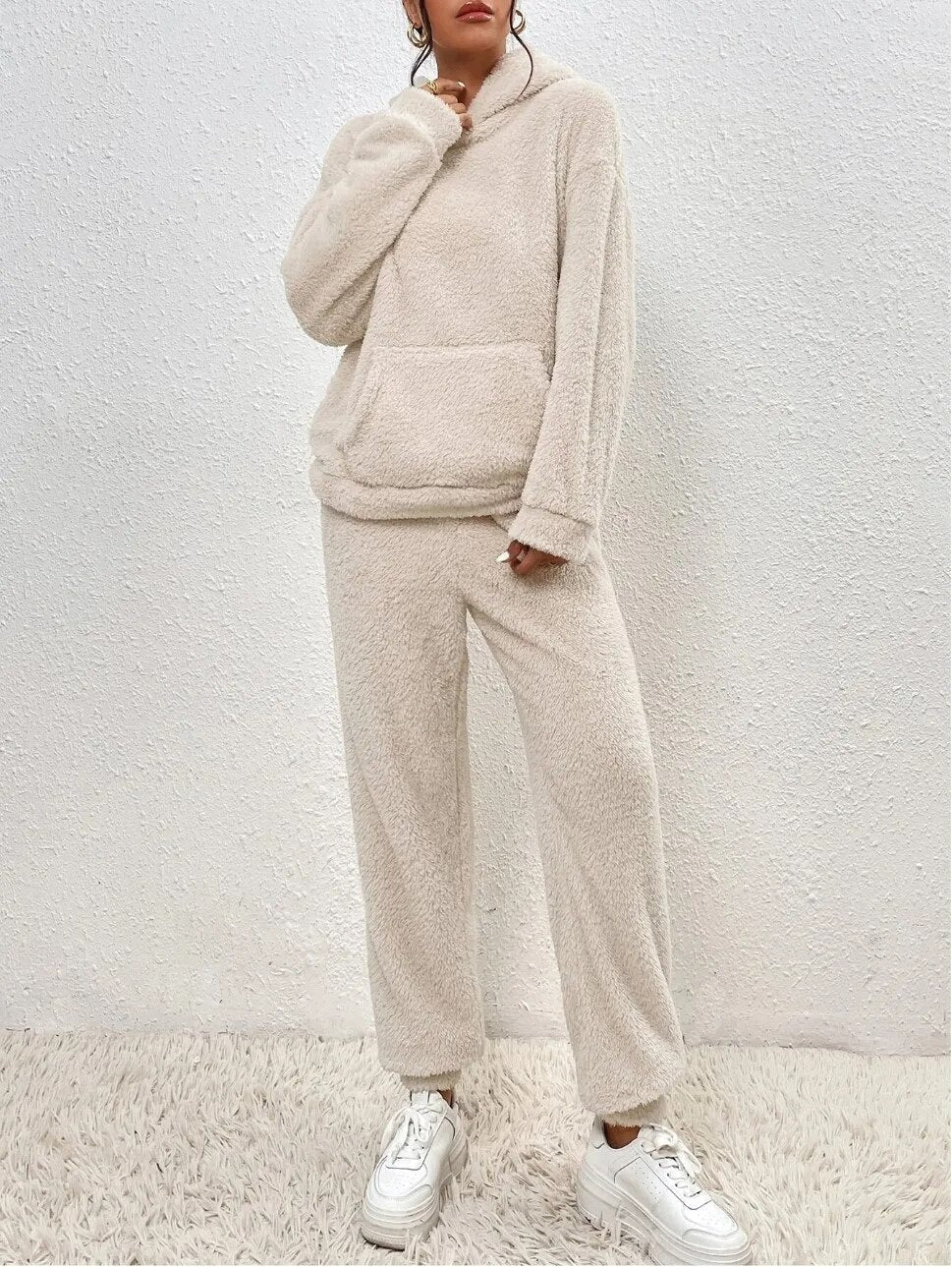 Damen Lounge Anzug – Teddyfleece – Lockerer Schnitt – Kapuze mit Kängurutasche