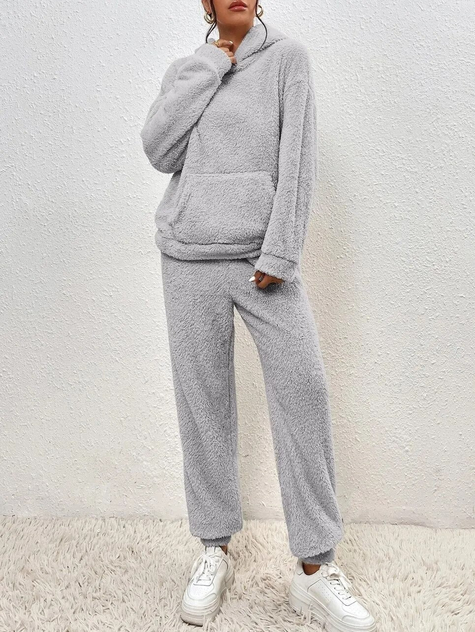 Damen Lounge Anzug – Teddyfleece – Lockerer Schnitt – Kapuze mit Kängurutasche