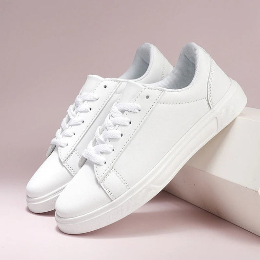 Damen Sneakers – Glattes Obermaterial – Low Top – Gepolsterter Schaft – Schnürung
