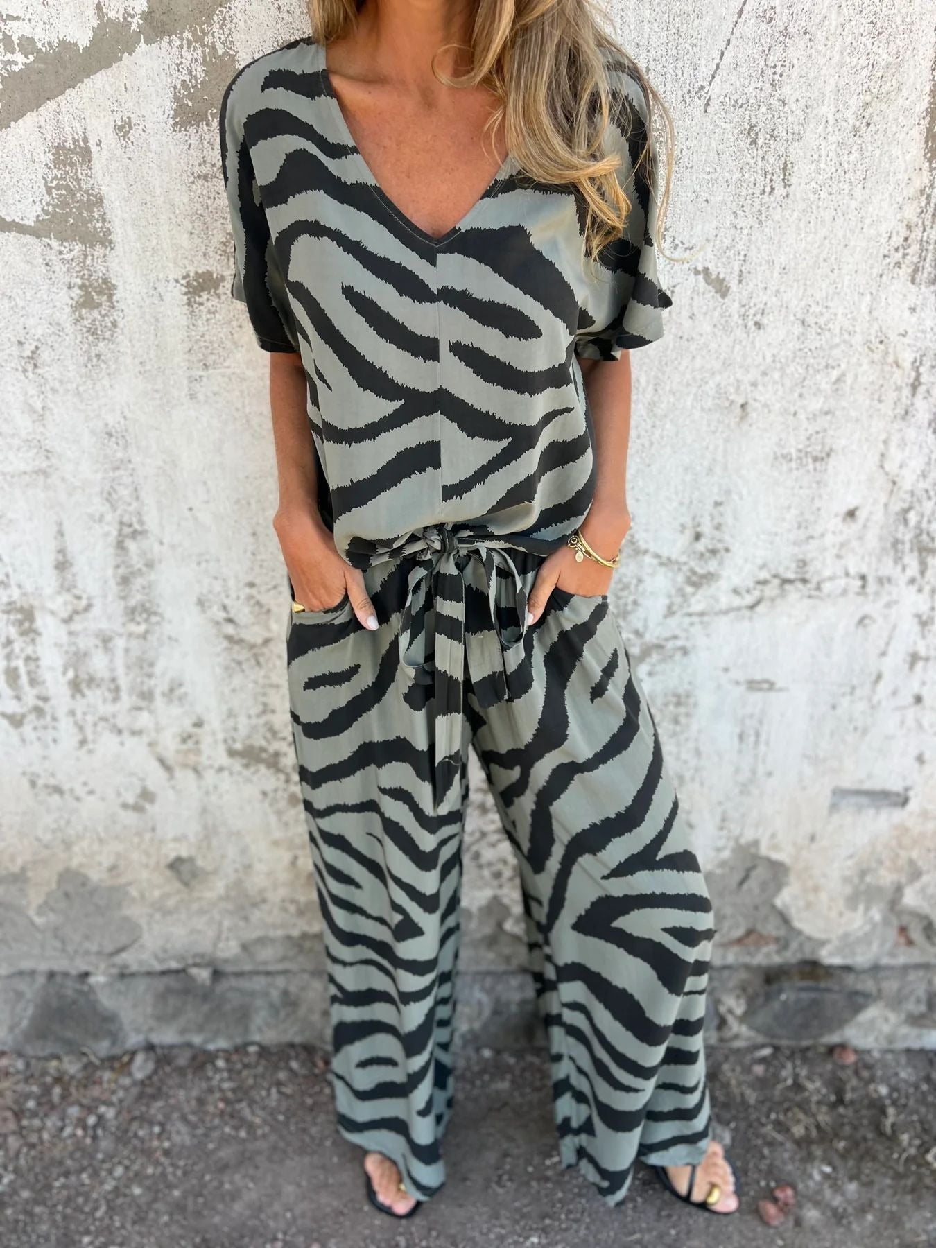Damen Set mit V-Ausschnitt Top und weitem Bein – Zebra Muster – Bindegürtel – Luftig
