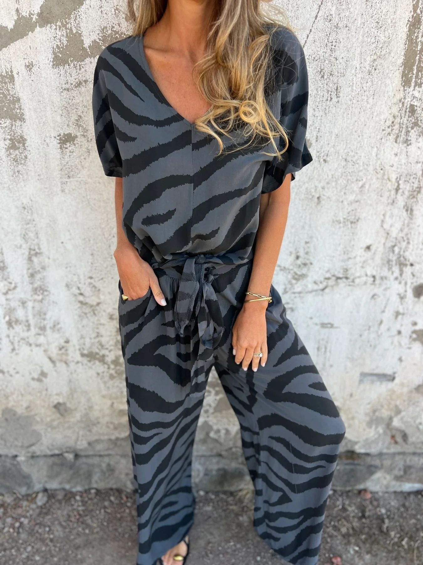 Damen Set mit V-Ausschnitt Top und weitem Bein – Zebra Muster – Bindegürtel – Luftig