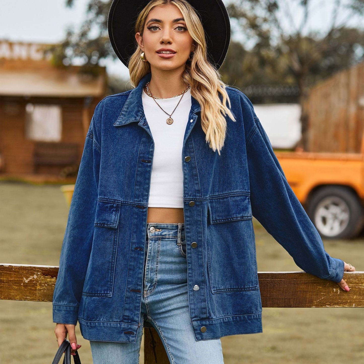 Damen Jeansjacke – Lockere Passform – Hüftlang – Knopfleiste mit Pattentaschen