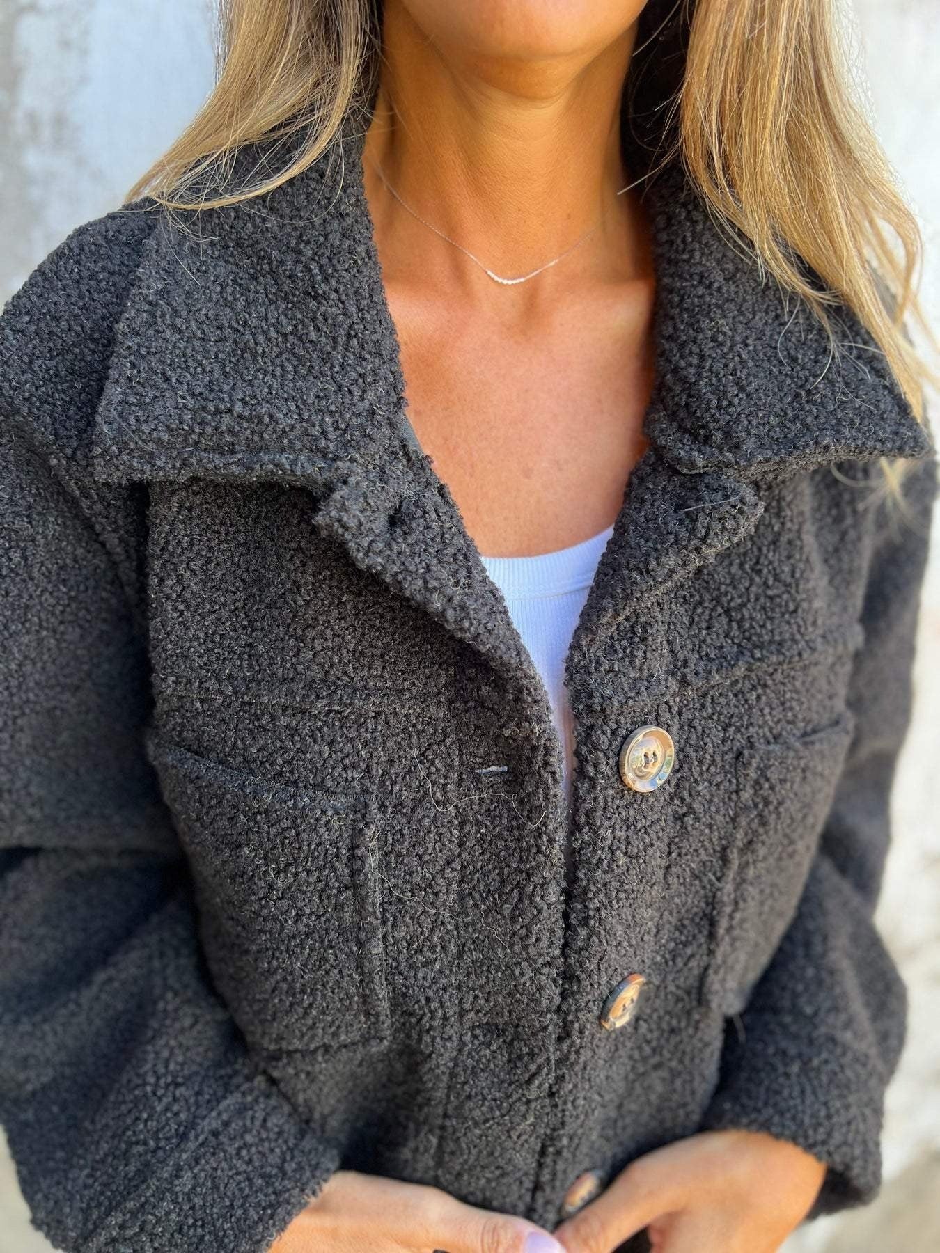 Damenjacke – Shearling-Look – Locker geschnitten – Weiter Kragen – Knopfverschluss