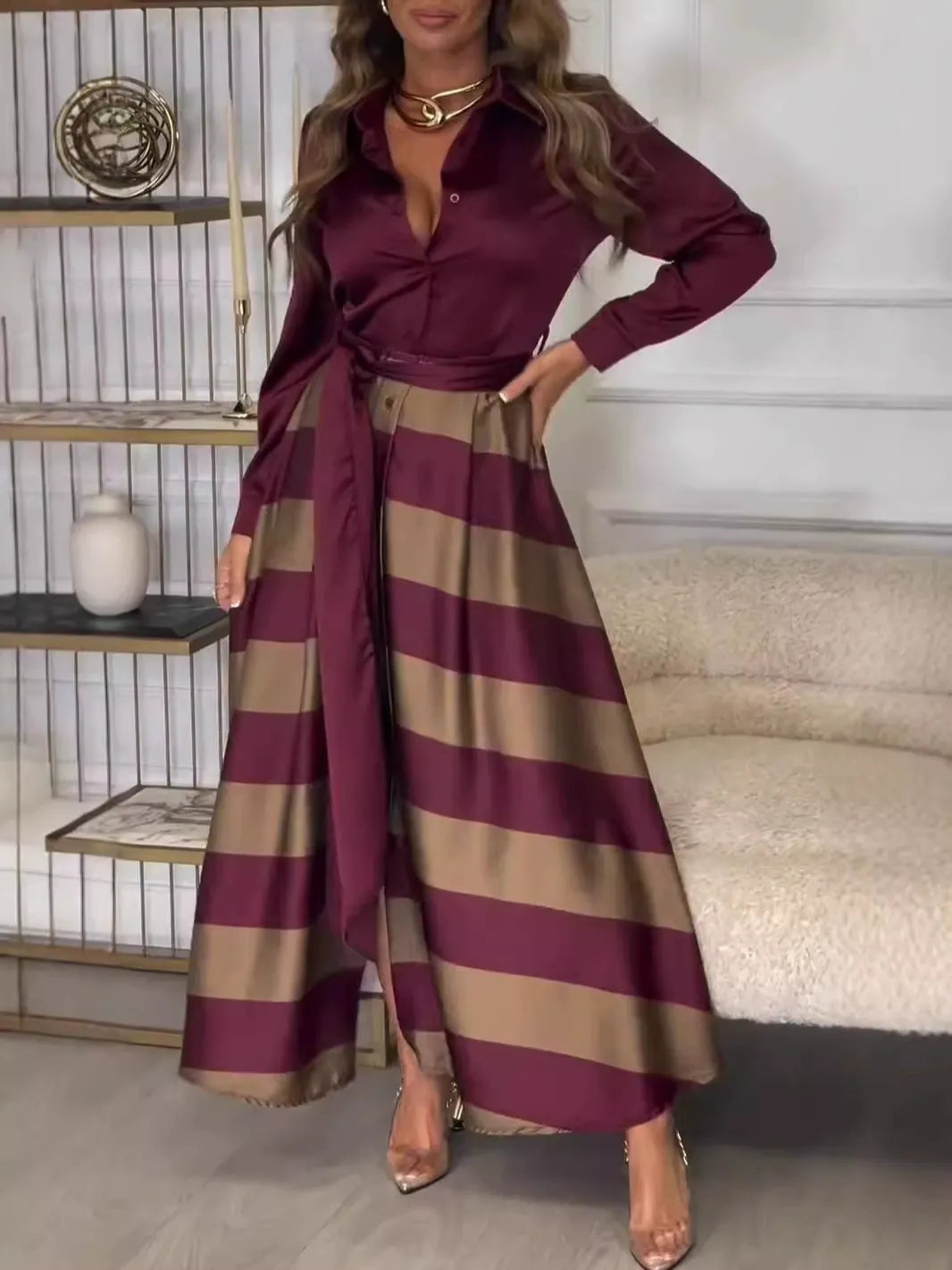 Damen Maxikleid – A-Linien Schnitt – Satin Look – Knopfleiste – Taillengürtel – Gestreifter Rock